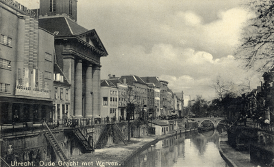 601904 Gezicht op de Oudegracht te Utrecht, vanaf de Viebrug, met links de huizen aan de westzijde met het Rembrandt ...